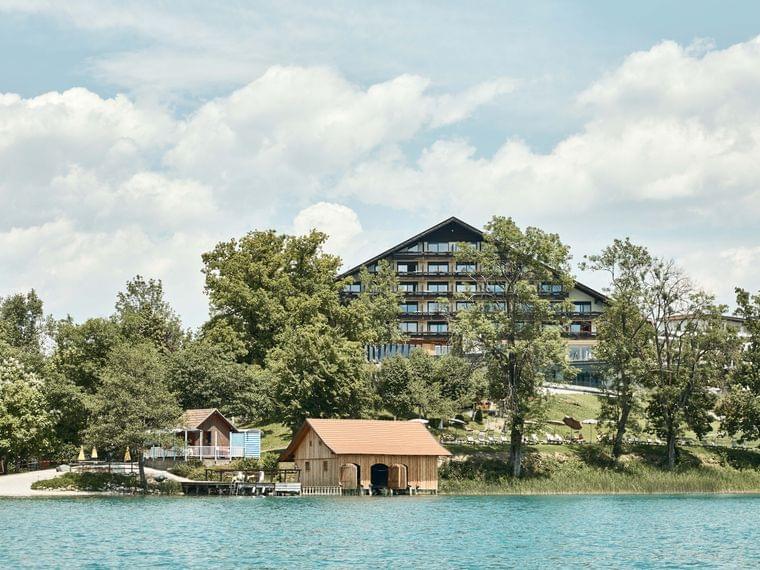 Hotel Karnerhof am Faaker See vom See aus gesehen