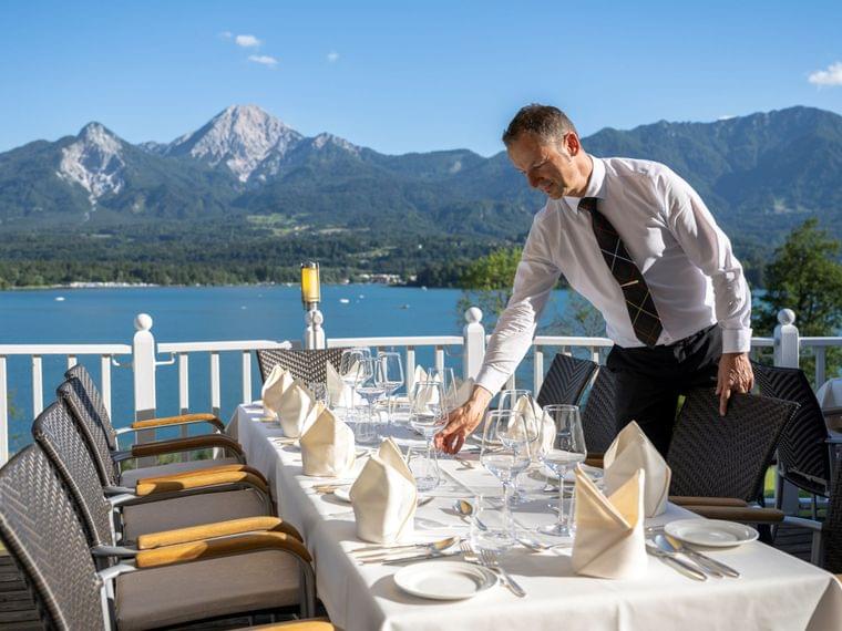 Terrasse mit Ausblick und Servicemitarbeiter