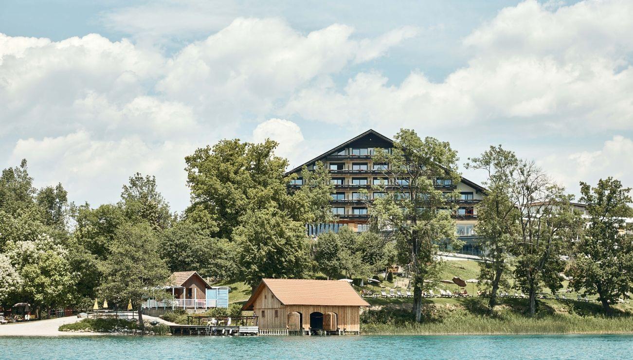 Hotel Karnerhof am Faaker See vom See aus gesehen